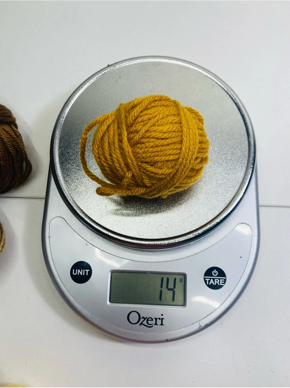 196g / 6.91 oz Assorted Yarn Balls Pack in White, Cream, Yellow, Brown, Black